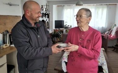 Une personne âgée reçoit une barquette inox avec son repas