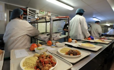 des préparateurs en cuisine sur une ligne de dressage de plateau