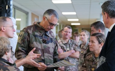 militaires en discussion