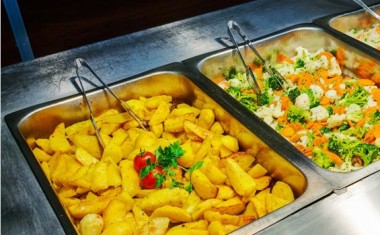 bac de légumes avec pommes de terre et jardinière