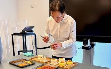 Claire Heitzler en pleine finition de ses entremets, avec un "jardin d'agrumes" alternant couleurs et textures