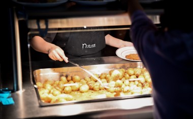 cuisinière qui sert des pommes de terre