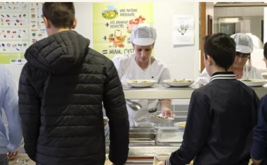 Adolescents devant un self de cantine scolaires