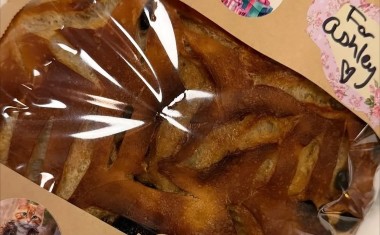 Un pain au levain raisin et cannelle fabriqué par Taylor Swift et offert à l'influenceuse Ashley Avignonne.