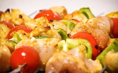 brochettes de viande et légumes