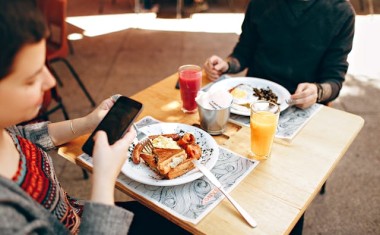 deux personnes à la cantine d'entreprise avec deux assiettes sur tables