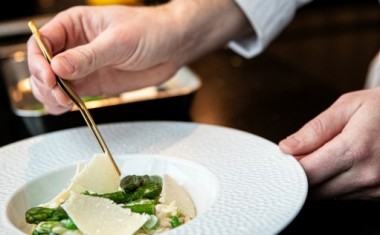 LA MAIN D4UN CHEF DE cuisine en train de dresser une assiette