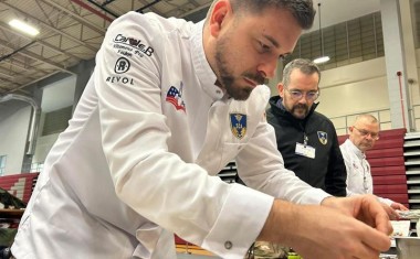 cHEF DE CUISINE MILITAIRE en train de cuisiner