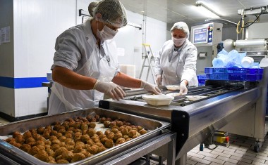deux cuisiniers dans la cuisine centrale de laval qui cuisinent