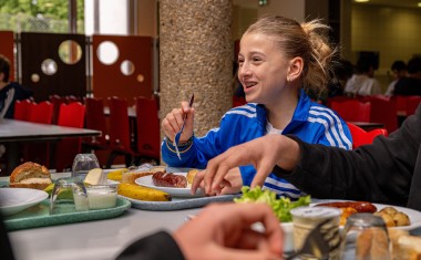une collégienne à la cantine