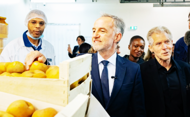 Emmanuel Grégoire en visite à la cuisine centrale du 20e Paris