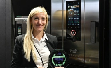 une femme avec un prix dans les mains pour un four unox