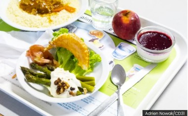 plateau cantine avec assiette et ramequin