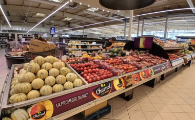 Meuble de fruits et légumes dans un hypermarché
