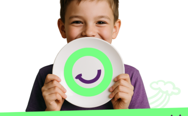 un enfant avec une assiette devant lui