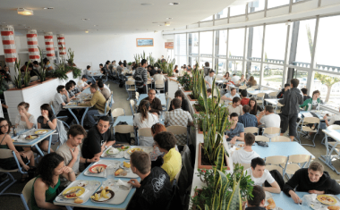 etudiants qui mangent au restaurant du crous de montpellier
