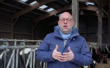 Grégory Mèche dans une ferme