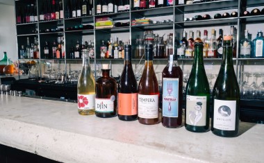 Bouteilles d'alcool alignées sur un comptoir de bar