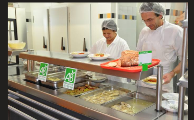 deux cuisiniers au services derrière un self