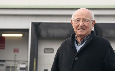 Louis le saint devant un entrepôt