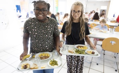 Deux enfants à la cantine avec des plateaux