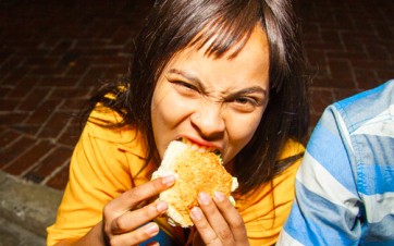 jeune étudiante mangeant un sandwich sur un campus Sodexo