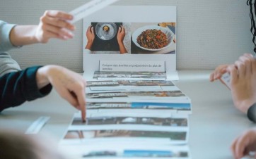 des mains avec un jeu sur les légumineuses
