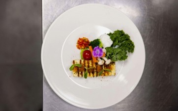 une assiette avec des denrées