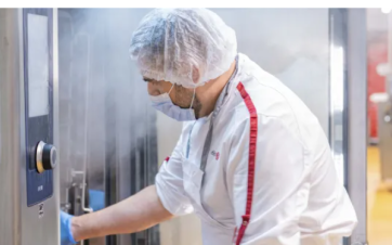chef dans une cuisine centrale