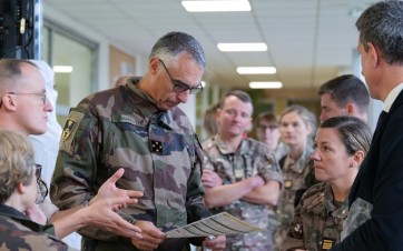 militaires en discussion