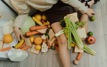 enfant assis parterre avec déchets alimentaires