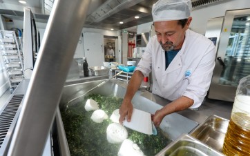 Un cuisinier à la cuisine centrale de bègles