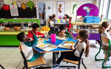 Tablée de jeunes enfants à la cantine 