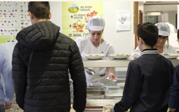 Adolescents devant un self de cantine scolaires