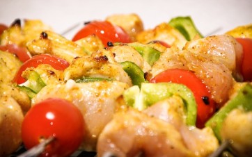 brochettes de viande et légumes