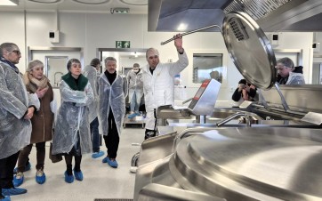 Carole Delga inaugure la cuisine centrale de Vauvert