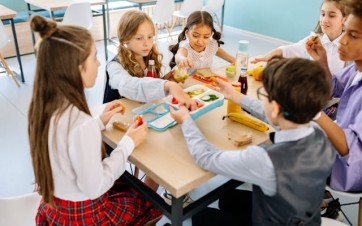 Enfants mangeant à la cantine