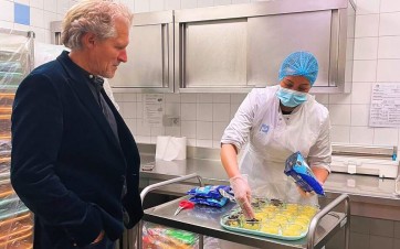 Eric Pliez maire du 20e dans une cuisine centrale avec une préparatrice