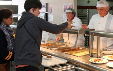 SELF CANTINE avec des jeunes et des cuisiniers