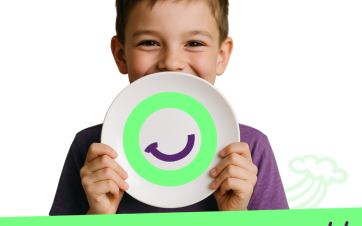 un enfant avec une assiette devant lui