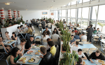 etudiants qui mangent au restaurant du crous de montpellier