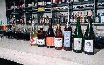 Bouteilles d'alcool alignées sur un comptoir de bar