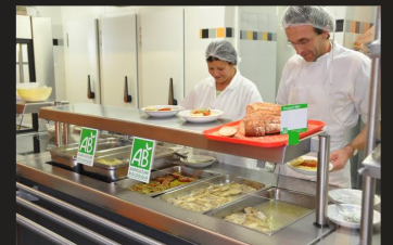 deux cuisiniers au services derrière un self