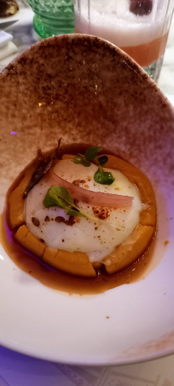 Œuf bio coulant, mousseline de courge Hokkaido, jus de légumes rôtis