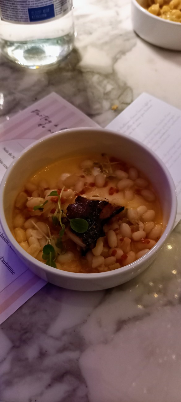 Poulpe d'Atlantique grillé, haricots coco de Paimpol au chorizo