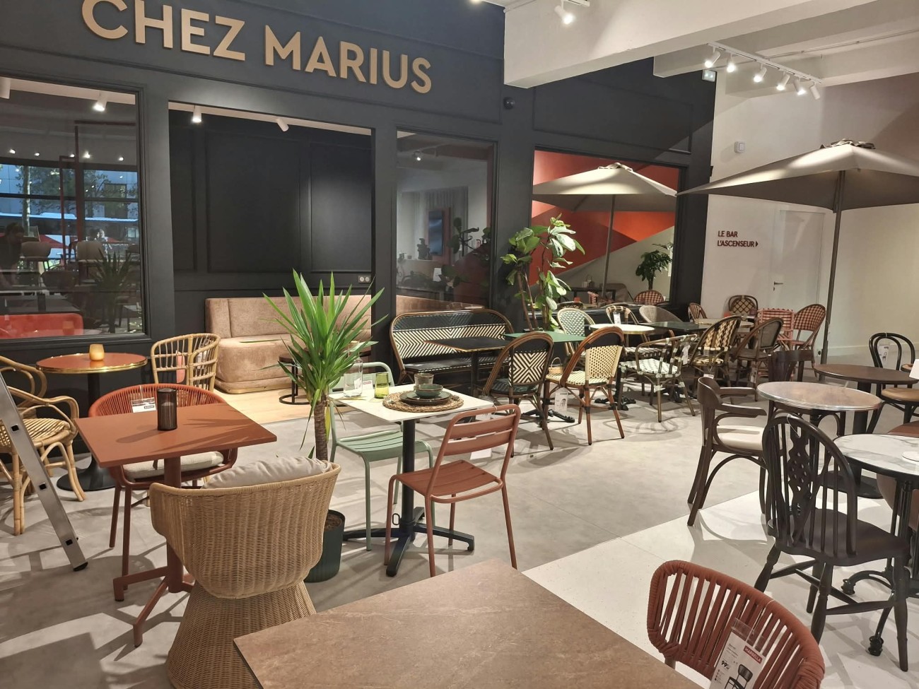 7BB devanture showroom Chomette Mobilier