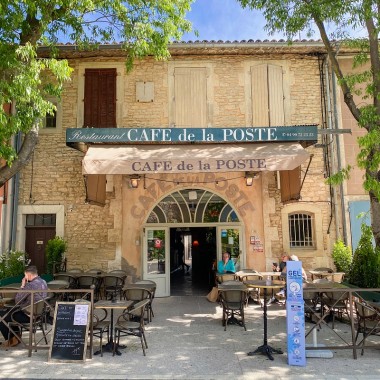 Le Café de La Poste, à Goult (84).