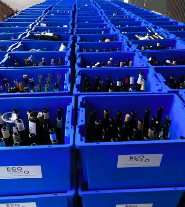Boites plastiques bleues contenant des bouteilles vides