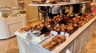 Au coeur de la boutique Philippe Conticini de Montmartre : viennoiseries et en-cas salés sont bien visibles.