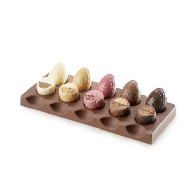 Les petits oeufs garnis de guimauves aromatisées et de praliné séduisent les yeux grâce à leurs couleurs, puis le palais avec un savoureux jeu de textures.